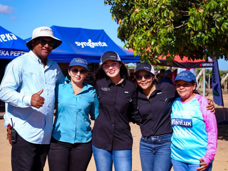 Amanda and Yumi with Prado Agricola team ( Macelo, Maria Jose and Maria)