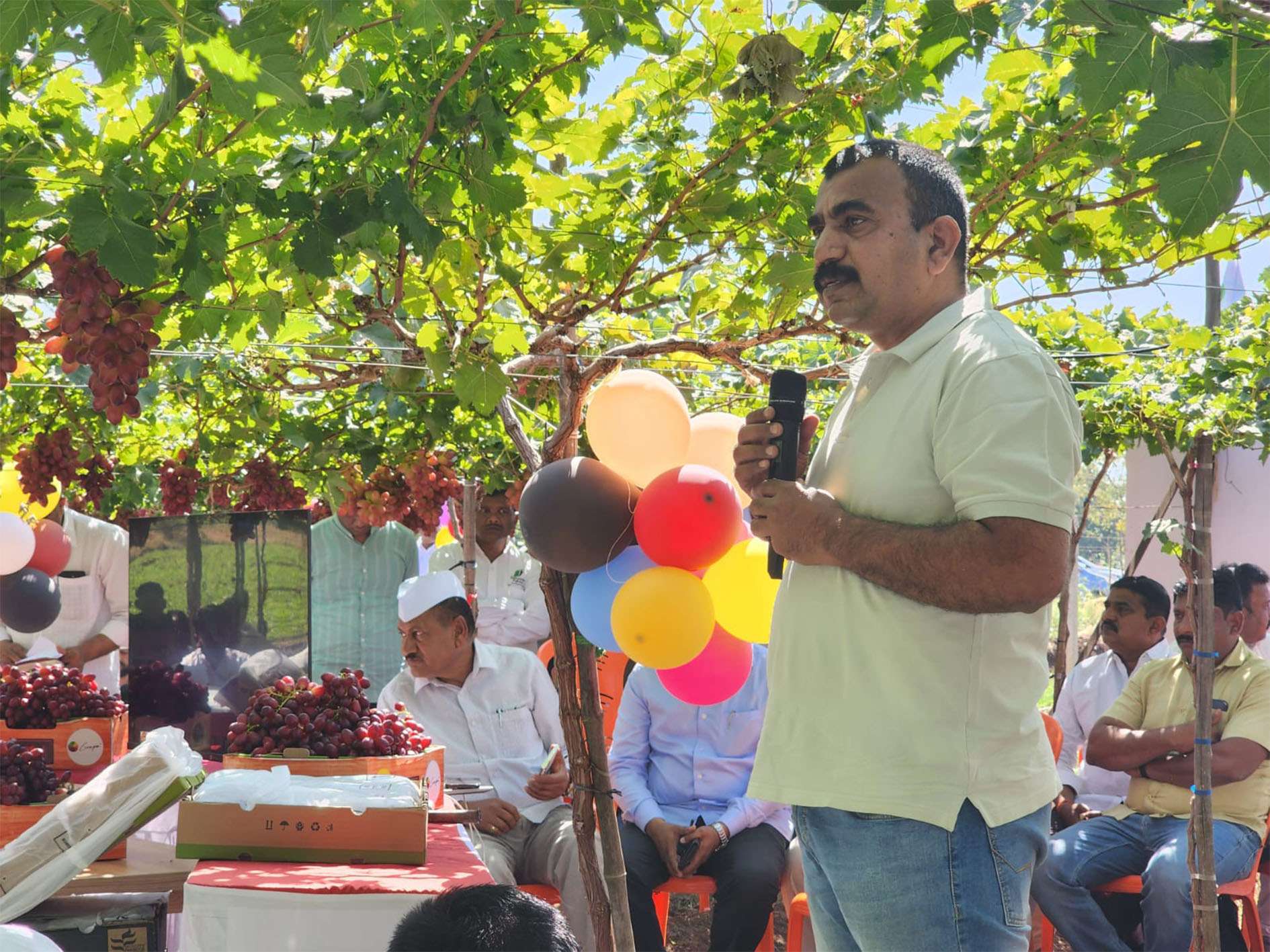 Vilas Shinde, Chairman and Managing Director, Sahyadri Farms
 greeting the growers